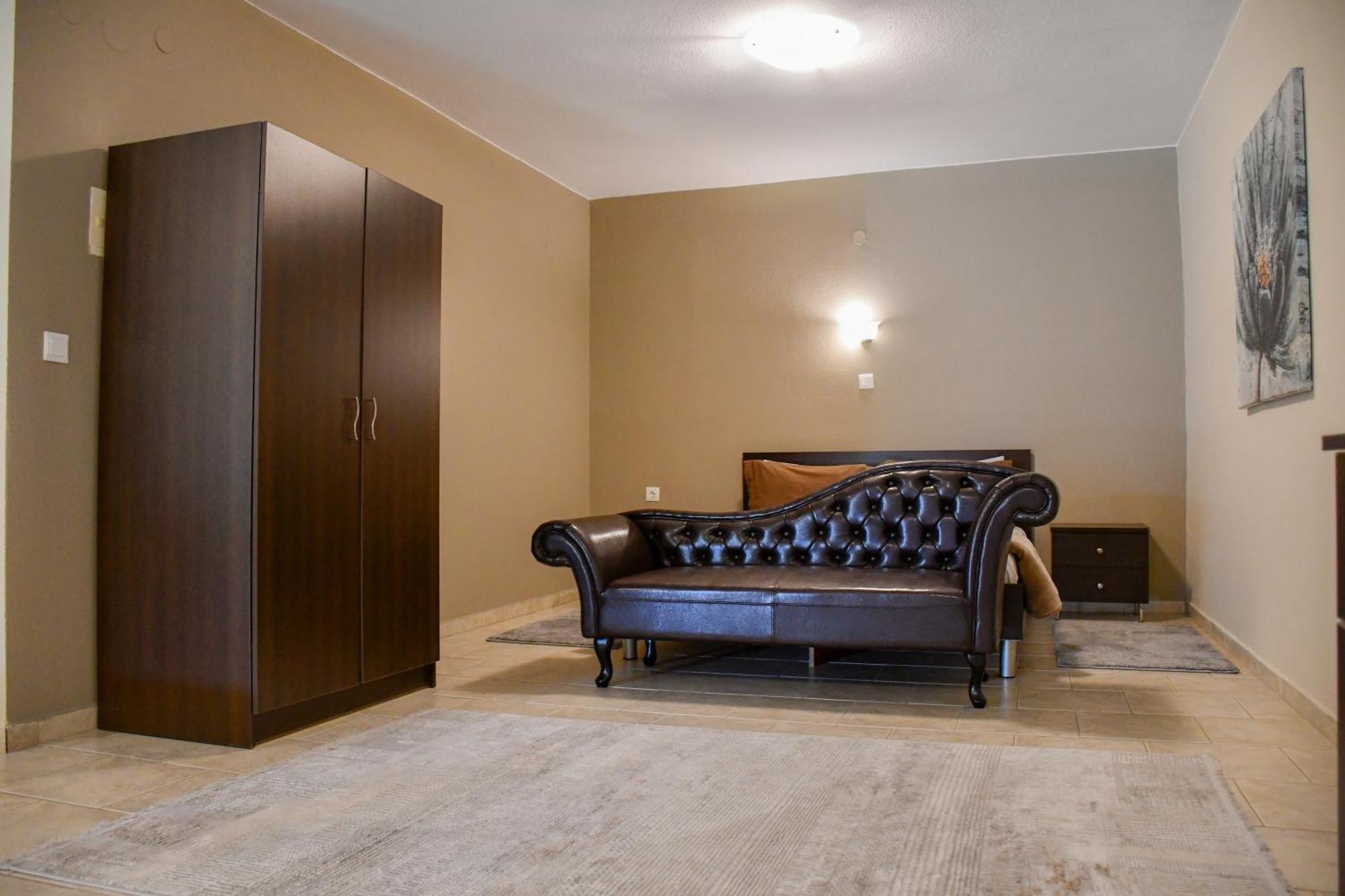 Ángistron Toula Rooms מראה חיצוני תמונה