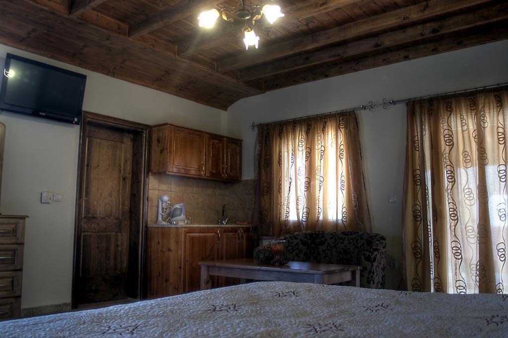 Ángistron Toula Rooms מראה חיצוני תמונה
